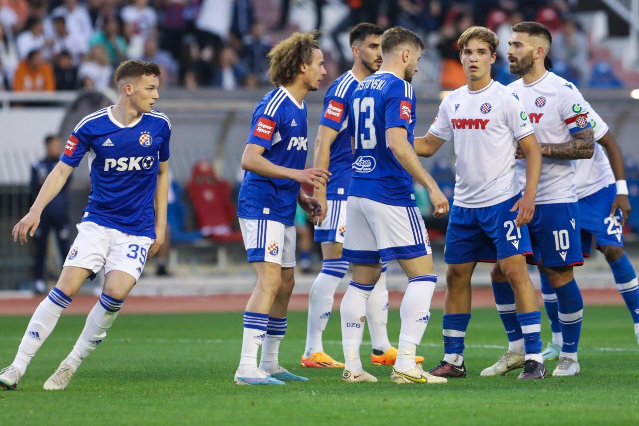 Igrači dviju momčadi okupljeni na terenu tijekom utakmice