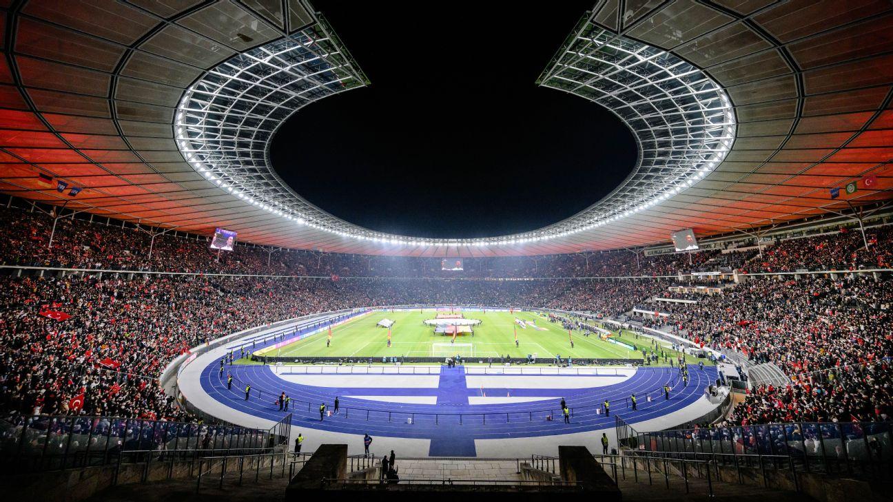Tribine i teren velikog nogometnog stadiona iz ptičje perspektive