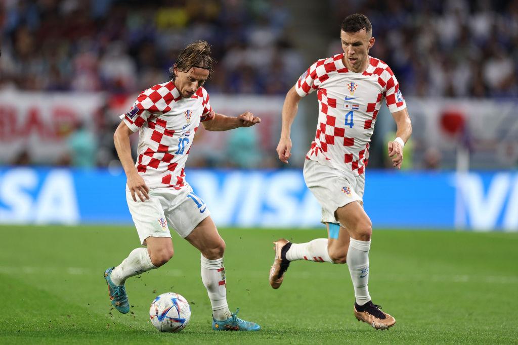 Dvojica veznih igrača u akciji tijekom utakmice