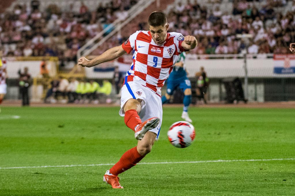 Nogometaš u dresu Hrvatske u udarcu na utakmici