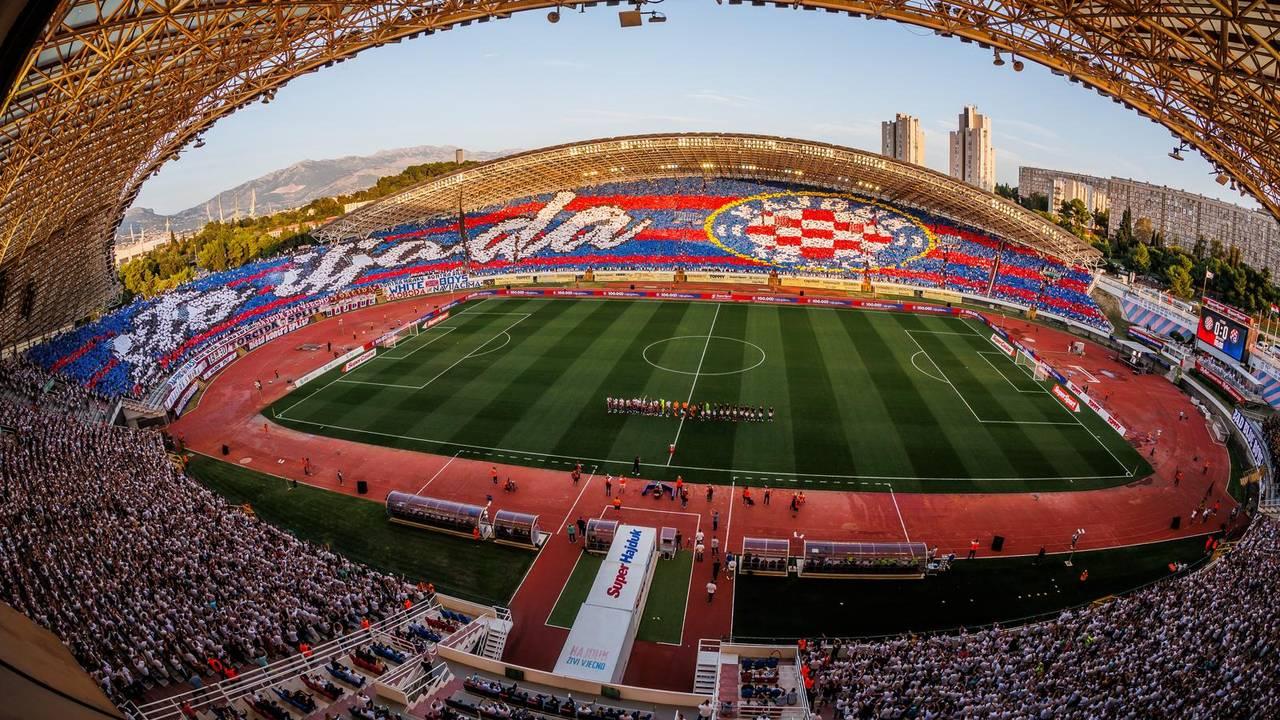 Stadion Poljud iz zraka s hrvatskom zastavom na travnjaku