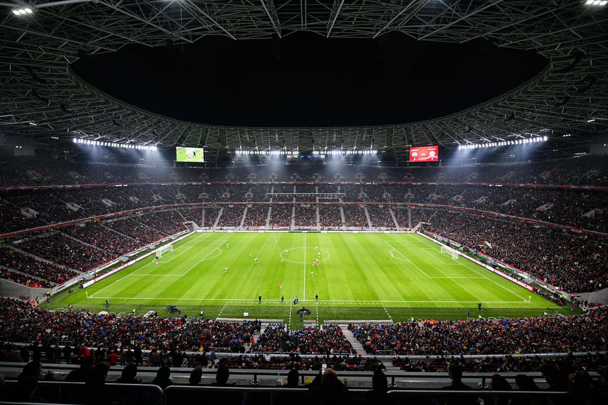 Stadion pod reflektorima tijekom večernje utakmice