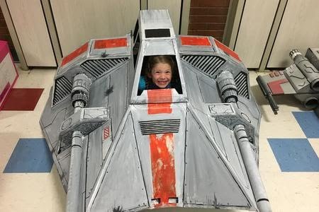 OTAC ZA KĆERKU NAPRAVIO NEVJEROVATAN SVEMIRSKI BROD OD KARTONA