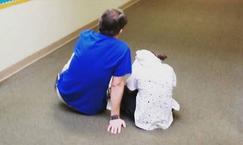 DOBAR UČITELJ SJEST ĆE I NA POD AKO TREBA