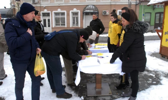 TUZLACI U AKCIJI: DJECU LIJEČITI IZ BUDŽETA, A POLITIČARE PLAĆATI SMS PORUKAMA