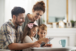DJECU TREBAMO UČITI KAKO DA BOLJE KORISTE TEHNOLOGIJU, A NE SKLANJATI IH OD TEHNOLOGIJE