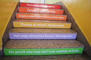 MOTIVACIONE PORUKE NA STEPENIŠTU OSNOVNE ŠKOLE ‘MUJAGA KOMADINA’ U MOSTARU