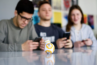 SIMPATIČNI BB- 8 DROID IZ RATOVA ZVIJEZDA POMAGAČ U UČENJU KODIRANJA