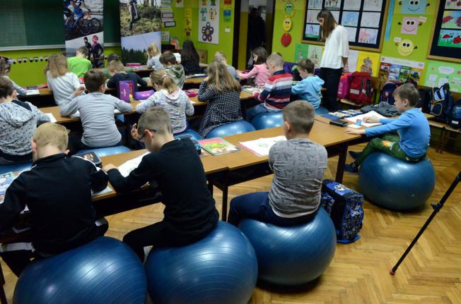 SJEDEĆI NA LOPTAMA UMJESTO NA STOLICAMA UČENICI KORISTE OBJE HEMISFERE SVOG MOZGA