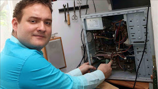 NOVOSAĐANIN ZDRAVKO STAKIĆ POPRAVLJA KOMPJUTERE I POKLANJA IH SIROMAŠNOJ DJECI