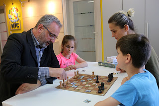 PREVIŠE VREMENA NA MOBITELU PLUS ONLNE NASTAVA OSTAVIĆE NEGATIVNE POSLJEDICE NA DJECU