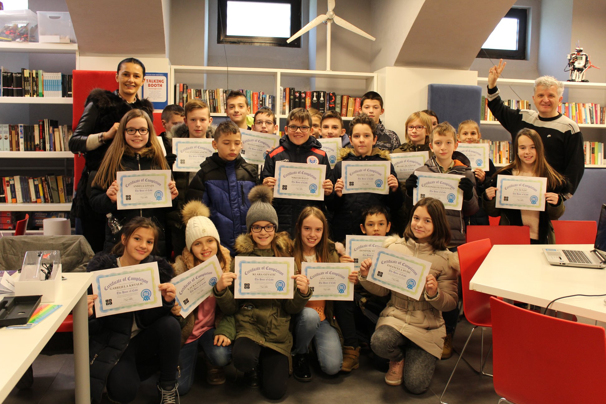 SAT KODIRANJA – OSNOVCI SA SVOJIM CERTIFIKATIMA O PRVIM KORACIMA U PROGRAMIRANJU